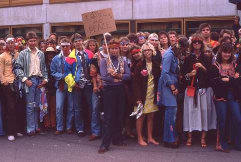 Espoonlahden lukion abiturientteja penkkareissa kuvattuna koulun edessä 1980-luvulla.