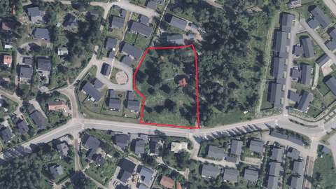 Ilmakuvassa punaisella merkitty kaava-alue.