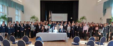 opiskelijajoukko kuvassa juhlasalissa