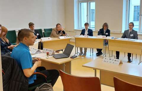 opiskelijat istuvat kokoustamassa luokassa