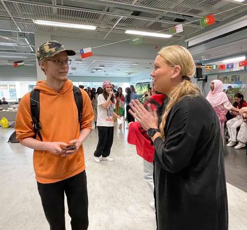 Leevi voittaa palkinnon.