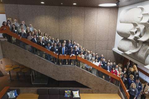 Ryhmäkuva Suomessa suurlähetystöään pitävistä suurlähettiläistä Hanasaaressa.