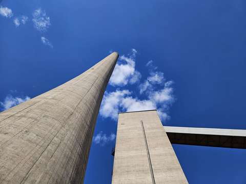 korkea piippu kuvattuna maasta taivaaseen
