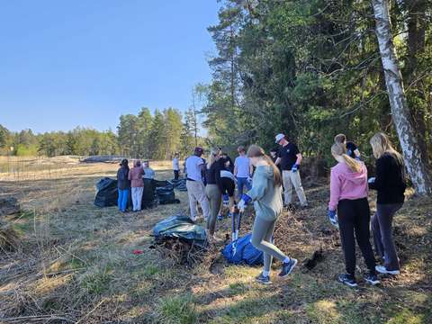 opiskelijoita pellon laidalla