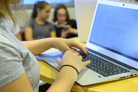Studerande studerar med hjälp av datorer.