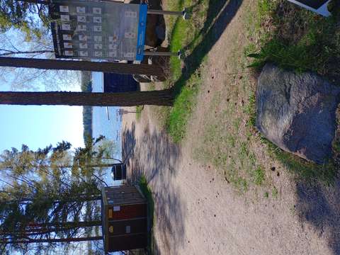 Aava-kävelykuunnelman aloituspaikka on Matinkylän rannassa oleva Liikkeet reitin varrella -kyltti.