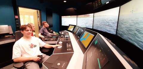 nuoret istuvat laivasimulaattorissa