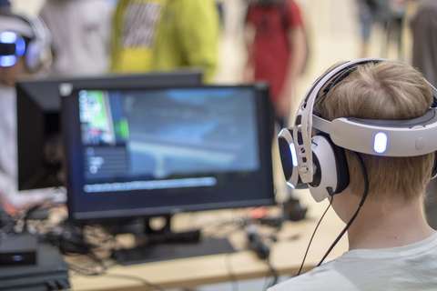 Nuori pelaa tietokoneella.