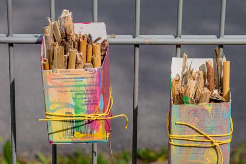 Lasten kierrätysmateriaaleista tekemät ötökkähotellit.