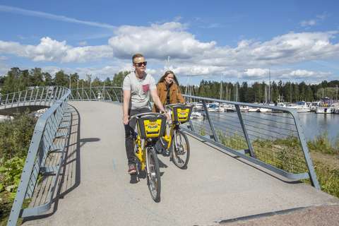Kaksi pyöräilijää sillalla.