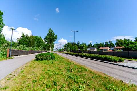 Road, noise barrier and buffer zone. 