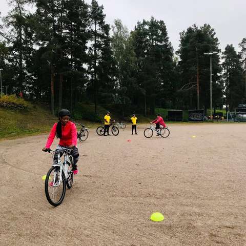 Deltagare i cykelkurs.