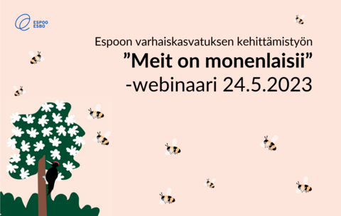 Trädet blommar och bina surrar runt omkring. Hackspetten hackar på trädstammen.