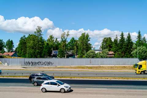 Bullerskydd längs den stora vägen. 