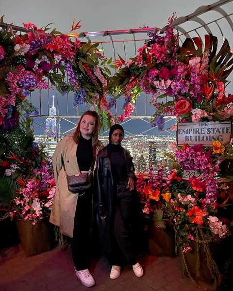 Kaksi tyttö Empire State Buildingin katolla.