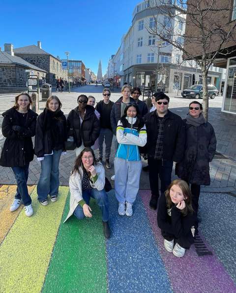 EYL:n opiskelijat ja opettajat Reykjavikissa sateenkaarikadulla.