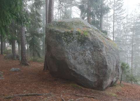 Suurikokoinen siirtolohkare kuvattuna sumuisena päivänä.