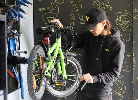 Pyörähuoltoa Rantaraittitapahtumassa