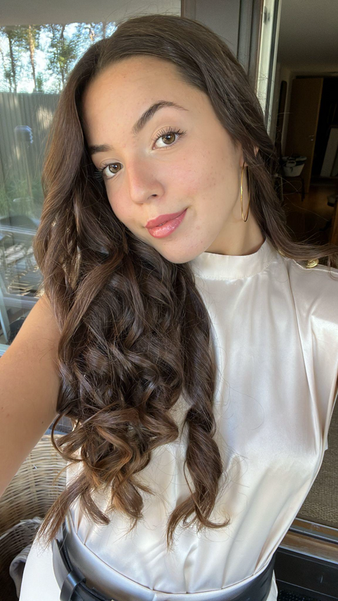 Italialainen vaihto-oppilaana ollut tyttö katsoo kameraan. Hänellä on pitkät tummat hiukset ja valkoinen pusero.