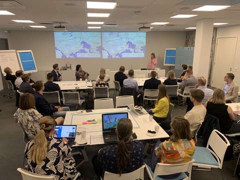 Kiviruukin projektijohtaja Hilkka Julkunen esittelee alueen sijaintia kartalla työpajaan osallistuneille henkilöille.