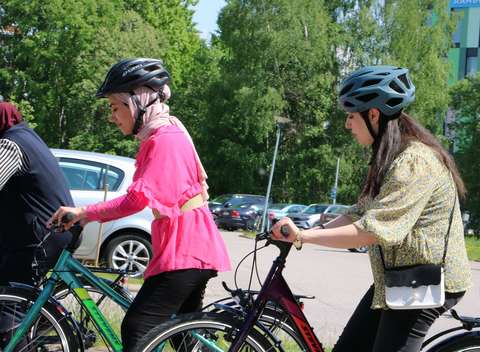 Pyöräilykurssin oppilaita pyöräilemässä.