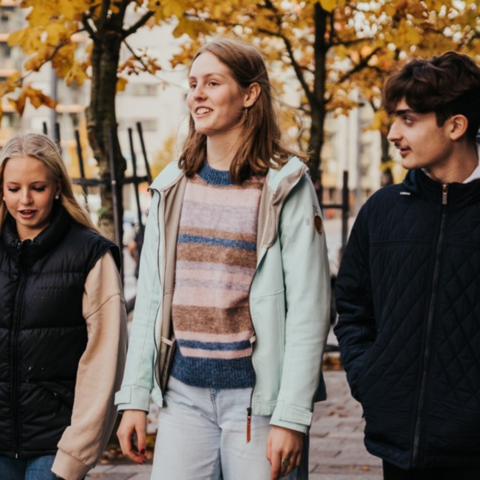 Nuoria kävelemässä kadulla.