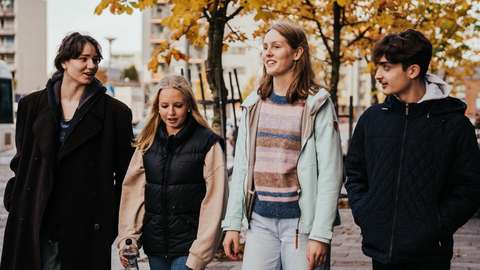 Unga människor som går ner på gatan.