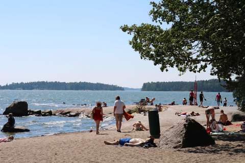 Folk på Gäddviks badstrand.