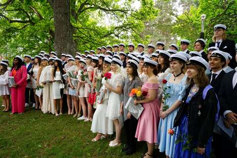 ylioppilaat ryhmäkuvassa tammen alla