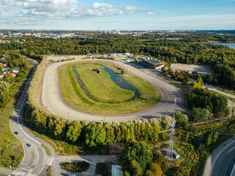 Ilmakuva Vermon raviradasta.