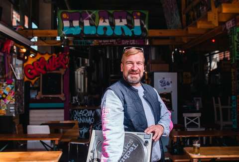 Tommi Koistinen katsoo kameraan. 