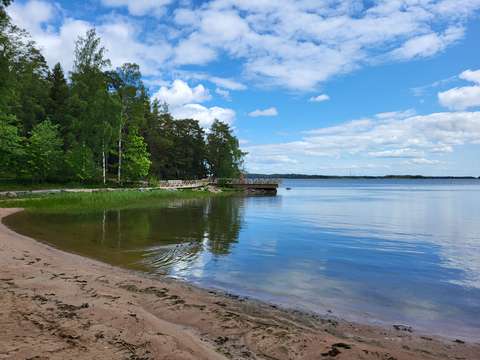 Kuvassa on Ison Vasikkasaaren uimaranta.