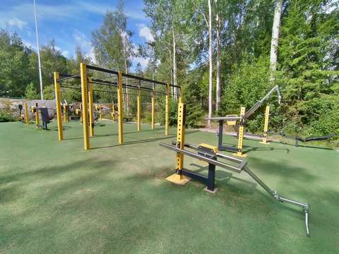 Kuvassa on ulkokuntosali Westendissä.