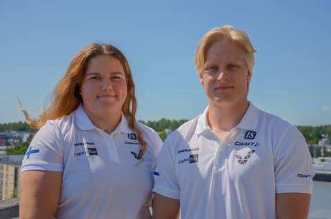 Keihäänheittäjä Topias Laine (oikealla) sekä moukarinheittäjä Silja Kosonen odottavat innolla sitä, että pääsevät urheilemaan kotiyleisön ja perheen edessä tutulla kentällä. 