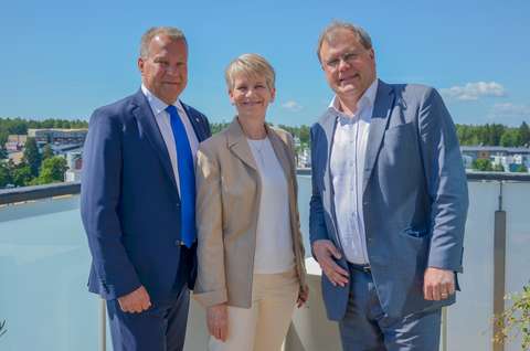 Karin Grute Movin (vasemmalla), Kimmo Oila ja Espoon kaupunginjohtaja Jukka Mäkelä toivottivat median tiedotustilaisuudessa nuorille urheilijoille menestystä kilpailuihin. 