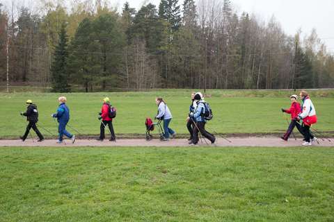Kuvassa näkyy sauvakävelyä Oittaan Lystiä liikuntaa -tapahtumassa 5.9.2014.
