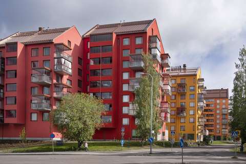 Red and yellow apartment buildings in the Kirstinmäki residential block in Suvela.
