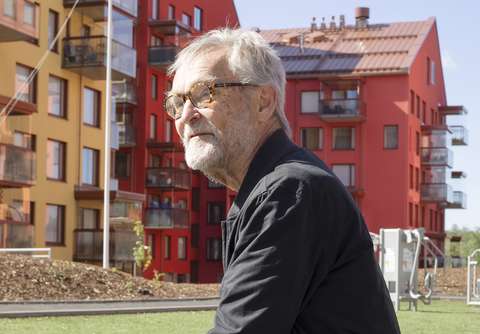  Seppo Holste in front of colourful houses in Suvela.