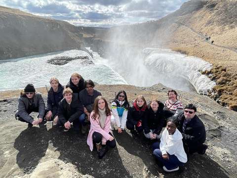 Opiskelijat vesiputouksella.