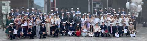 EYL:N ylioppilaat ryhmäkuvassa.