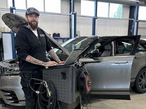 Espoon Seudun Vuoden nuori yrittäjä 2023 Jaakko Etholén huoltamassa autoa.