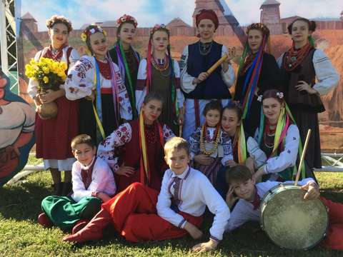 Gruppfoto av unga människor klädda i ukrainska folkdräkter.