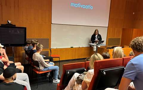 opiskelijat kuuntelevat luentoa auditoriossa