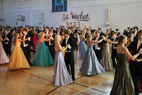 Tanssijoita vanhojen tansseissa.