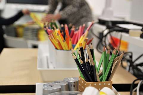 Olika slags pennor i burkar.