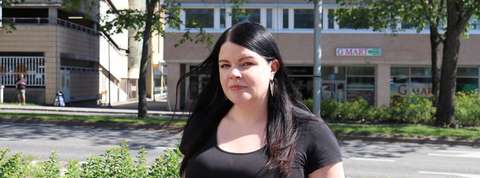 Kuva jalkautuvasta etsivän nuorisotyöntekijä Katrista.