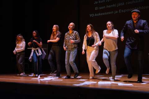 Espoonlahden lukion musikaalin esiintyjiä lavalla.