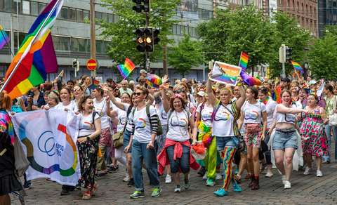 Valokuva Espoon Helsinki Pride -kulkueen blokista.