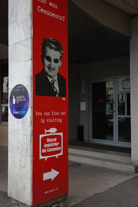 Kyltti joka ohjaa museoon.