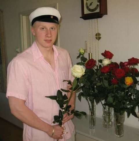 Kuva Jarkosta ylioppilaaksi valmistuneena.